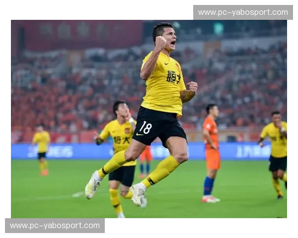 红流与橙潮的巅峰碰撞：恒大VS鲁能，那一抹抹杀不掉的绿茵底色